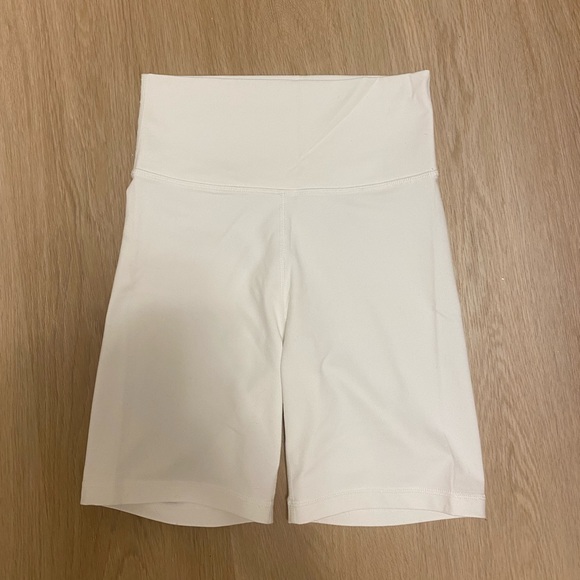 TnaBUTTER Atmosphere high rise 9” short - Picture 4 of 5